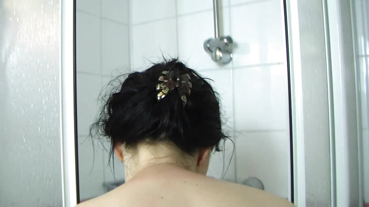 משחק הדילדו בזמן מקלחת בניילונים