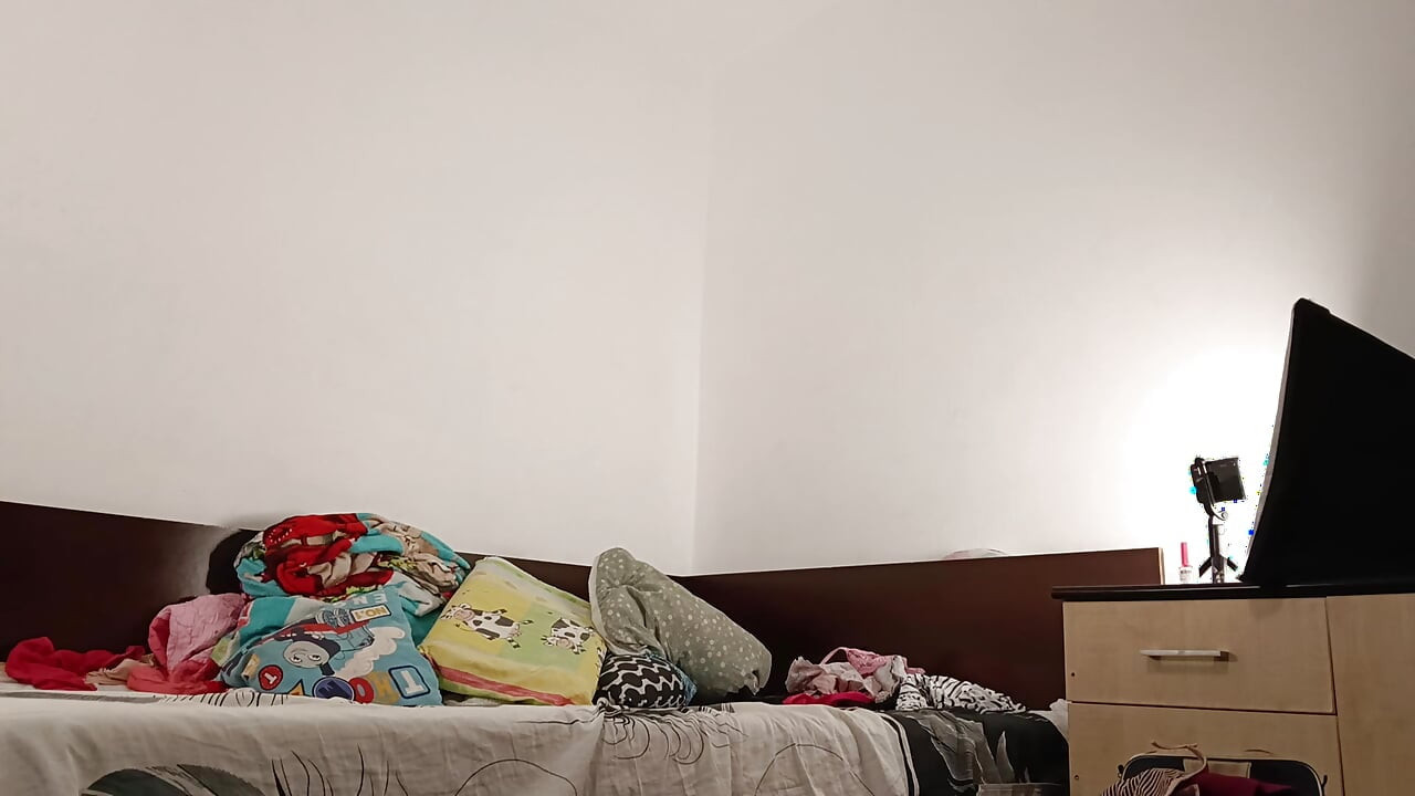 Seksi žena vježba gola kod kuće Amaterska žena masturbira s prstima u svojoj pički.
