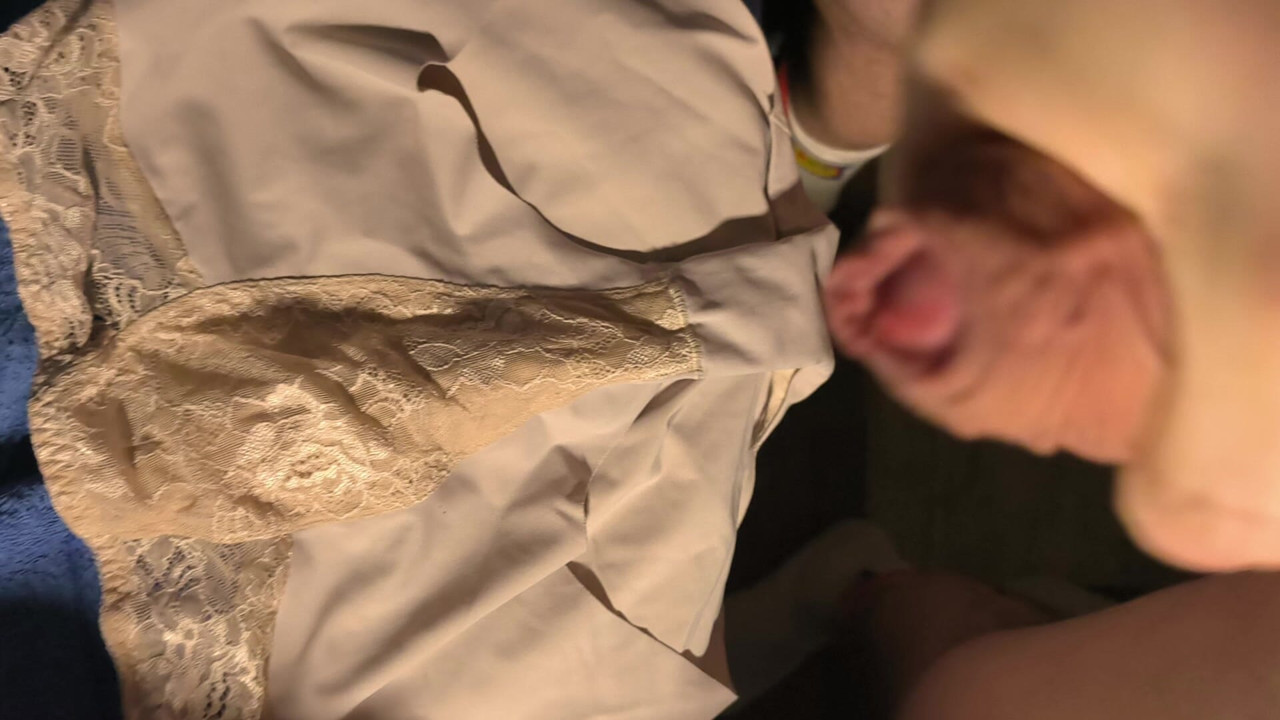 Papi masturbiert auf höschen