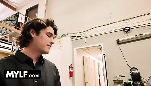 Мясистая милфа Richelle Ryan взламывает нового ебаря и принимает его молодой член