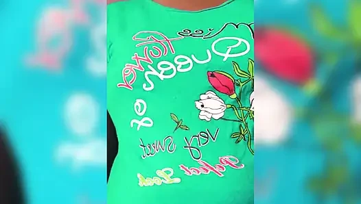 Ammu tişörtünü çıkar büyük göğüslerini gösteriyor ve büyük memelere yağ masajı yapıyor