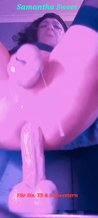 Samantha Sweet com vibrador XXL se fode anal