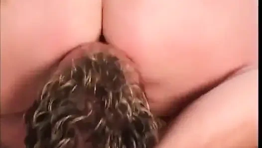 Ann si pantat montok lagi asik ngentot kontol pria langsing di ranjang sambil nyepong kontolnya