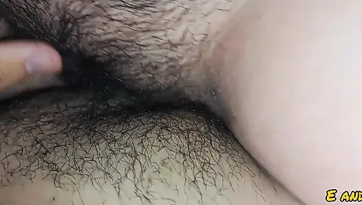 Tetanggaku yang mungil ngentot kontolku saat aku lagi nonton tv