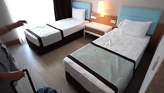 Erkek arkadaşı bilmezken üvey kız kardeşimi otelde sikiyorum