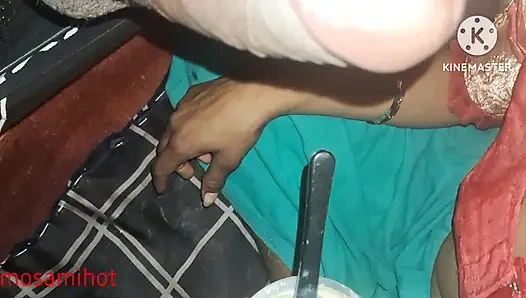 Köyün baldızı süte krem koyuyor ve arazinin ağzına koyuyor.