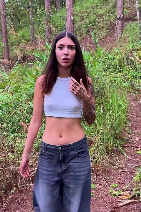 Sex real într-o pădure publică cu un străin.