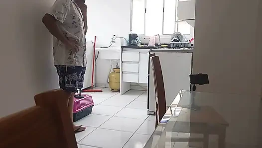Yaramaz sarışın sevgilileri için serbest bırakıyor.