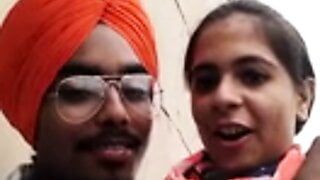 Coppie sikh punjabi che si baciano