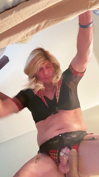 Crossdresser si cewek sange rambut pirang waria trans ngentot dildo kacanya