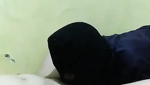 Ev sessizken orta yaşlı seksi kadının amını yalıyor