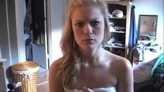 Webcammer ziet een grote zwarte man in de slaapkamer van zijn blonde vriendin