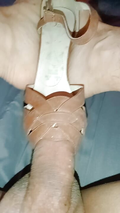 ESQUISTA CỞI ĐỒ TRÊN GIÀY THỂ THAO TỪ CECY HÀNG XÓM