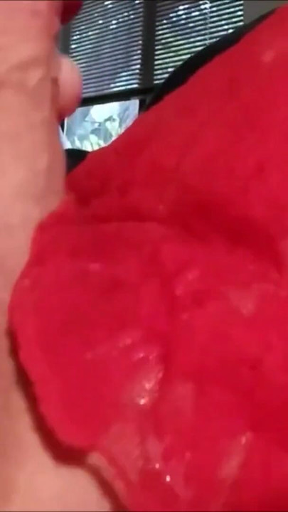 Papi s’amuse en se masturbant en lingerie | Clip 1