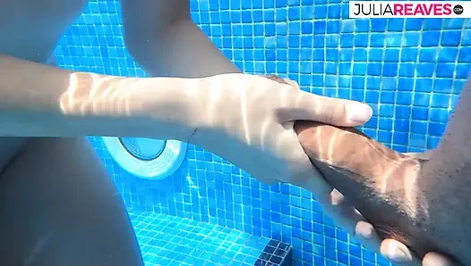 Bizi havuza götürdü