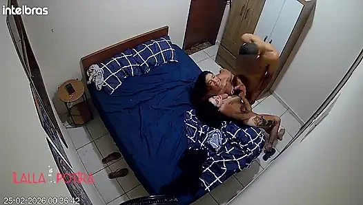 Layanan Kamar Diakhiri Dengan Threesome, Tanpa Mereka Tahu Bahwa Ada Kamera Di Ruangan Itu.