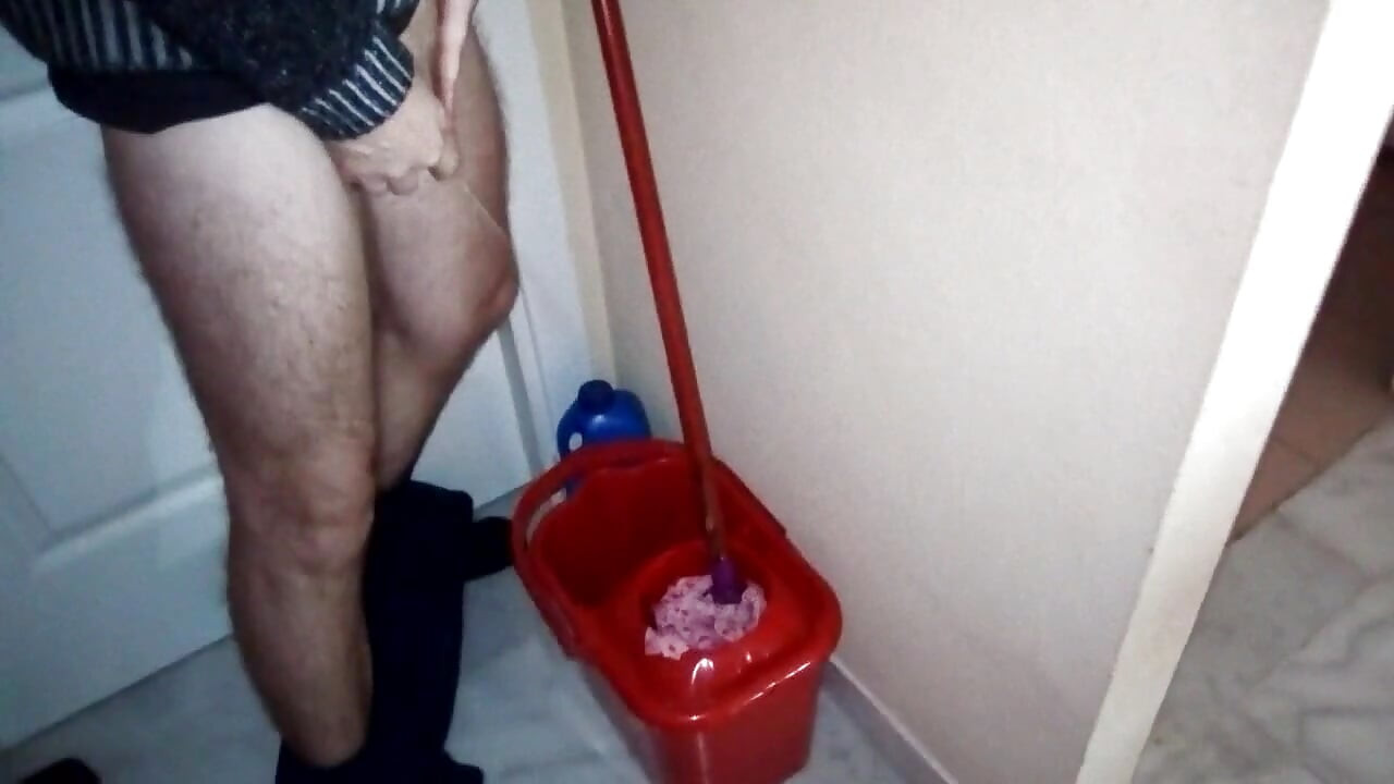 존이 오줌을 싸고 양동이를 청소하다