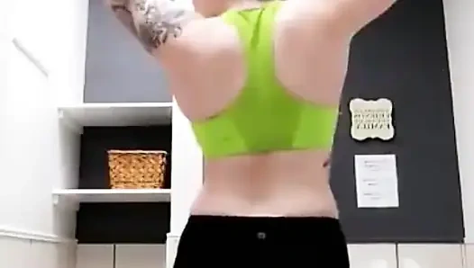 Cewek hot rambut merah dicrot di wastafel kamar mandi setelah latihan