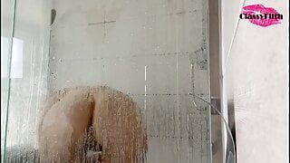 上品な汚物が高温多湿のシャワーを浴びるのを見る