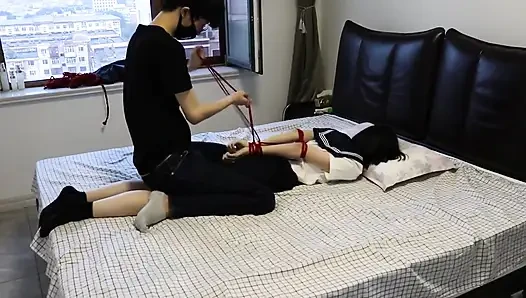 Kaus kaki hitam dan kaki telanjang versus kaus kaki putih, bersama dengan tersumbat dan tali terikat.