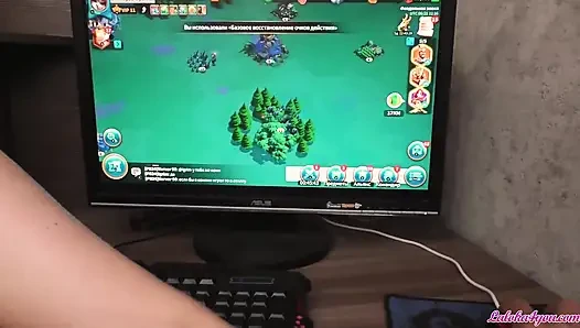Teen distracted boyfriend from playing PC with a sensual blowjob