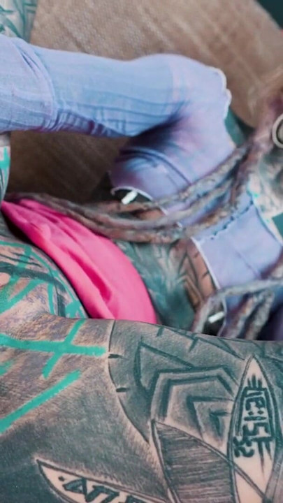 Dövmeli hippi büyük yaraklı dildoyla kendini sikiyor | Klip 3