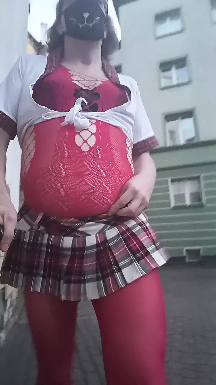 Niki se plimbă dimineața devreme în ținută de curvă