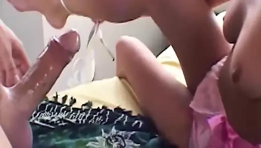 Olgun sarışın orta yaşlı seksi kadın büyük yarağı yiyor ve sırılsıklam amcığını açıyor