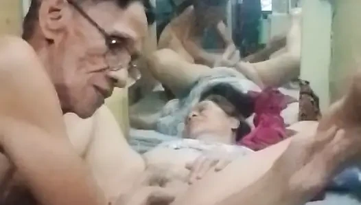 Еще один день в раю, она обожает мой член и мою туловище