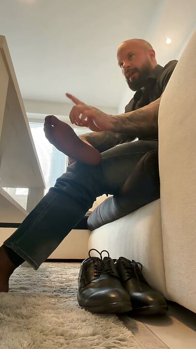 My Itchy Athlete’s Foot at the Office Desk: My Coworker Is Scratching My Soles & Toes While I’m on a Video Cal