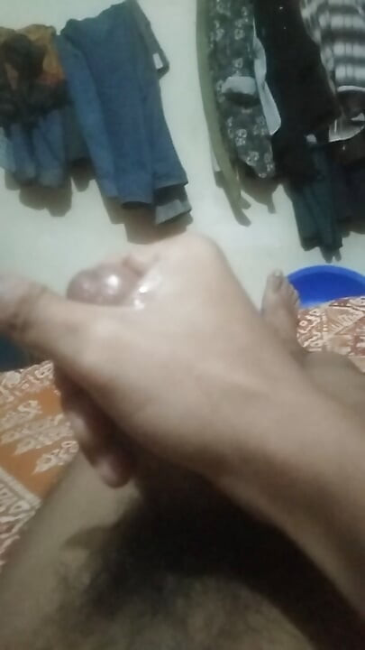 너무 갖고 싶어서 손으로 해줬어.