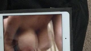 Cumming zu Porno mit dicken Titten