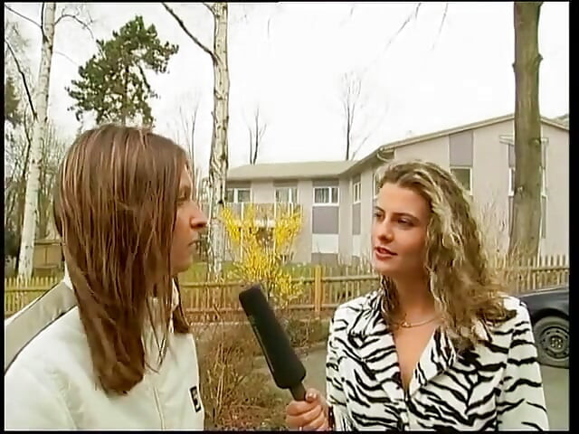 Tatuerad brunett tar av sig kläderna och visar het tatuerad kropp