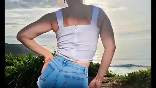 Kızıl saçlı üvey kız sevimli küçük vücudunu gösteriyor