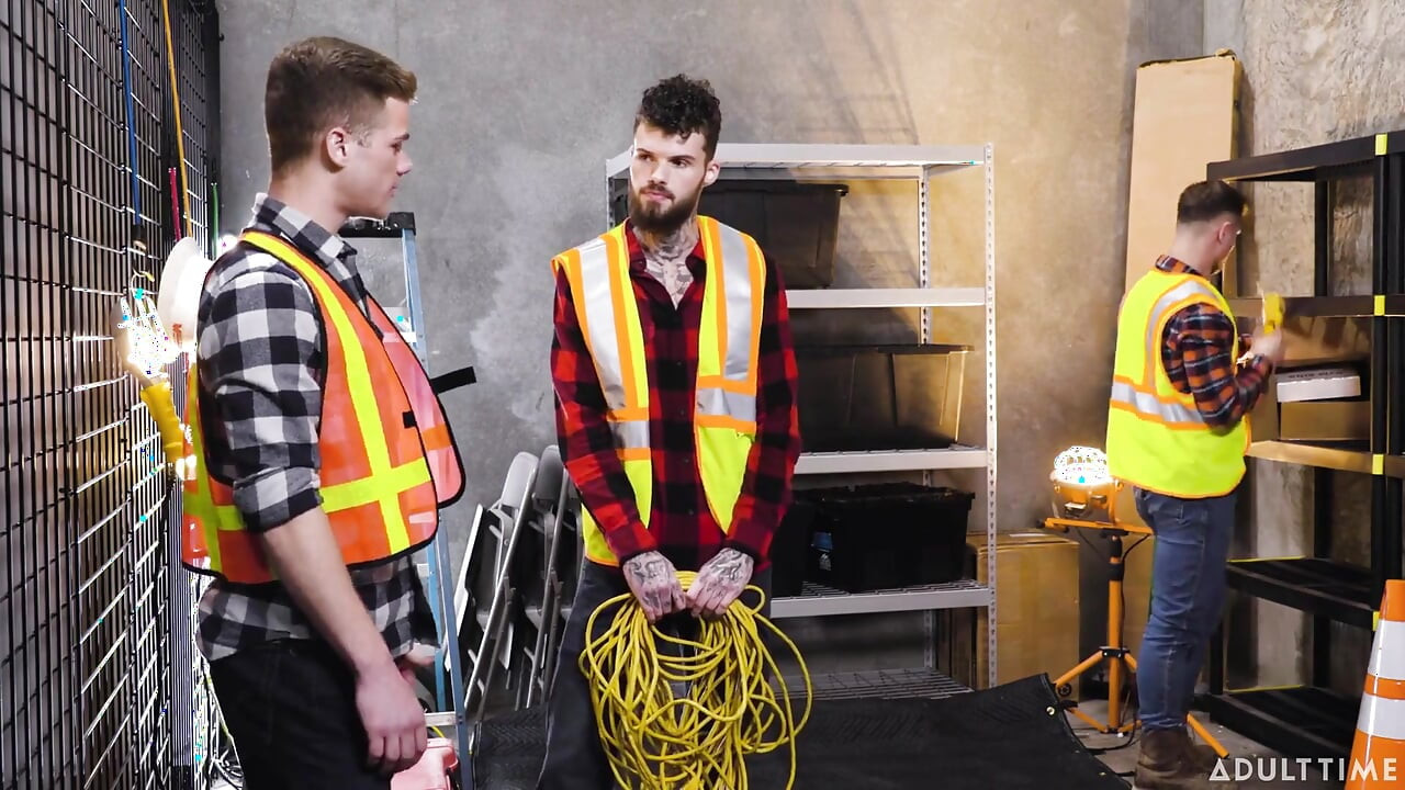 Heteroflexible - Hatler Gurius & Blain O'connor Lust for Jonathan Taylor in Hot Warehouse Threesome