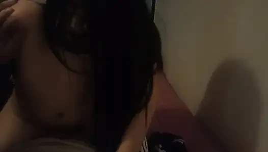 NIMM ES RAUS UND WIRF ES MIR IN DEN SCHWANZ!! Ein riesiges Schulmädchen, das ich ihr ohne Kondom einen Antrag mache!! Wenn ich sehe, dass ich ihn aufnehme, wird sein Hintern heiß! Er nimmt gerne auf.