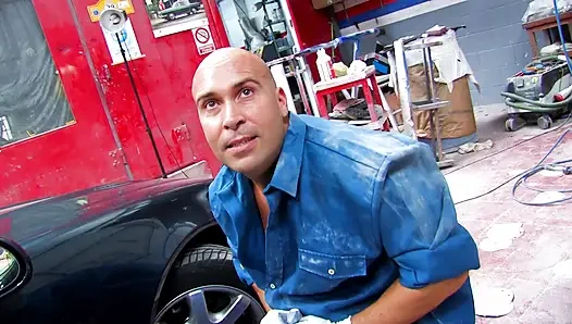 Zwei wunderschöne schätzchen werden von einem automechaniker gefickt