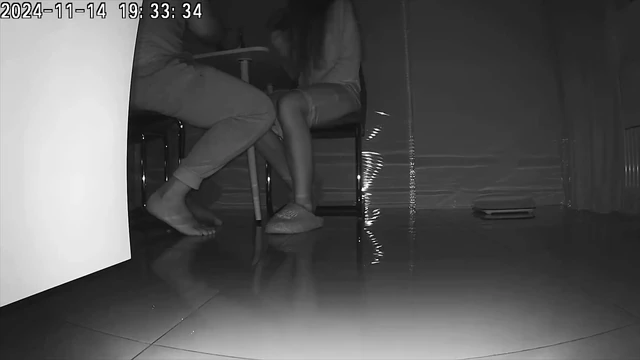 Друг трахает жену в задницу и кончает на ее лицо. Настоящая неверная