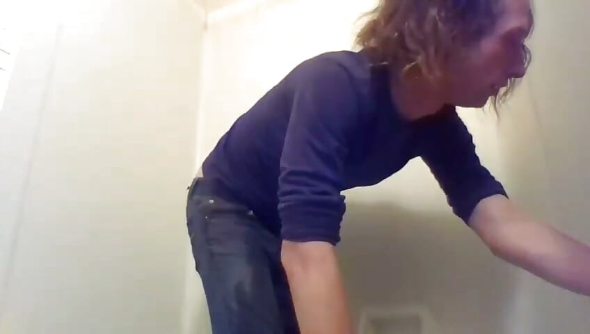 Meada en mis jeans, decidió ducharse vestida; Caliente y verbal corrida