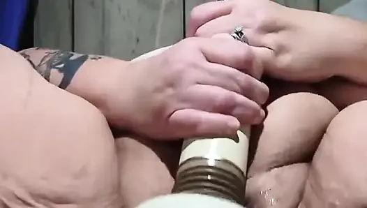 Air mani yang sangat panas menetes ke pantat basahnya