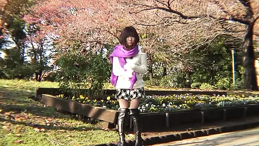 Behaarte zimmermädchen-muschi gefingert und mit vibrator bis nass wird