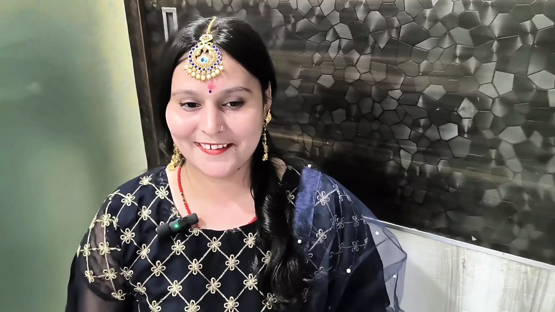 Feliz hermanastra Rakshabandhan esperando hermanastro mayor para disfrute del sexo