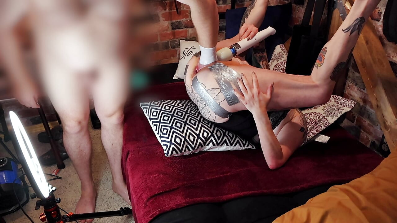 igračka Žena dobiva šaku u intenzivnom položaju