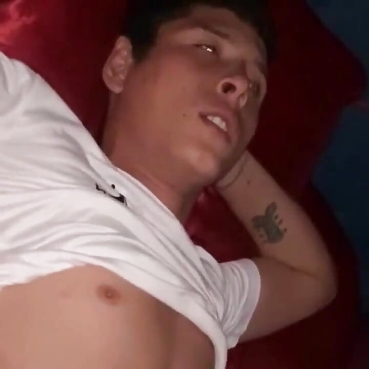 라티노가 털복숭이 엉덩이에 깊게 삽입당하다!