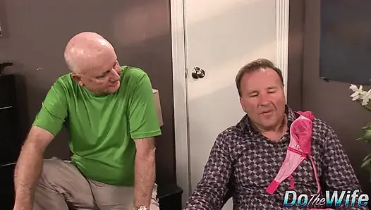 Seks çılgını evli kadın Veronica Avluv arzularını tatmin etmesi için bir delikanlı istiyor