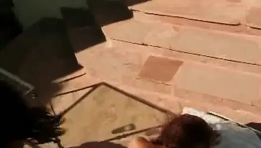 Brünette pornogöttin wird am pool maulbissen