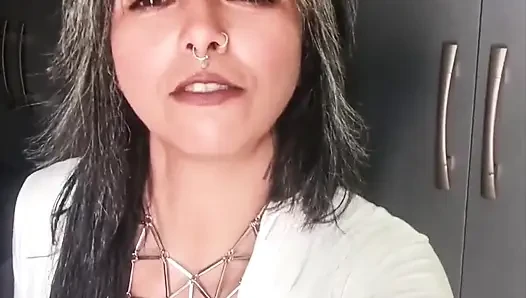 Güzel Beyaz Takım Elbiseyle Sigara İçmek Talimatları