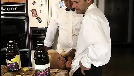 Эта грязная бабушка обожает, когда ее трахают молодые ебари