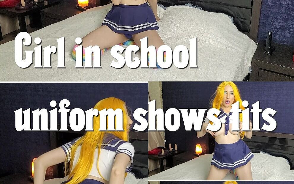 Chica en uniforme universitario muestra tetas