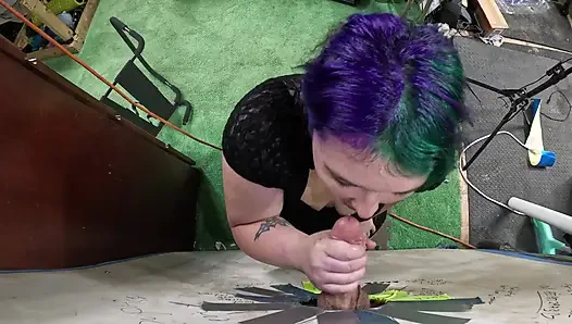 Goth teen besucht gloryhole, lutscht ihn trocken